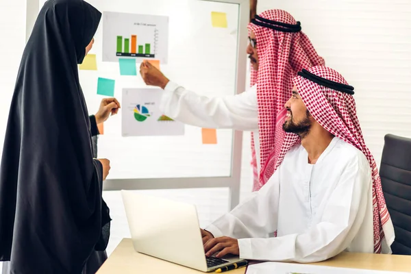 Successo Degli Uomini Affari Arabi Dell Università Del Gruppo Che — Foto Stock