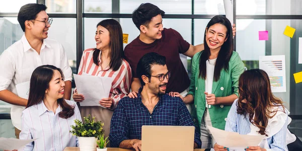 Grupo Profesionales Asiáticos Reunión Negocios Discutir Estrategia Con Nuevo Proyecto — Foto de Stock