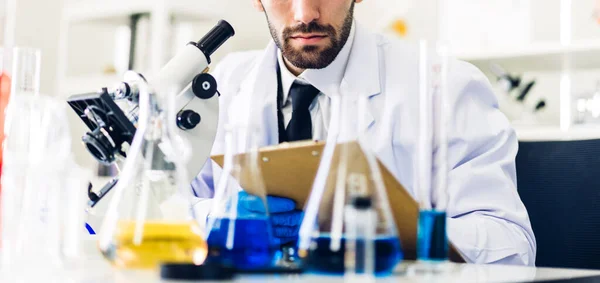 Professioneel Wetenschapper Man Onderzoek Het Werken Aan Een Chemisch Experiment — Stockfoto