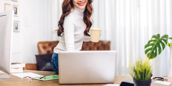 Junge Lächelnd Glücklich Schöne Asiatische Frau Entspannen Mit Laptop Computer — Stockfoto
