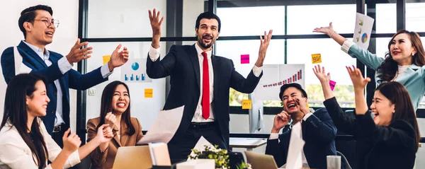 Grupo Sucesso Negócios Casuais Relaxando Jogando Papel Ganhando Acordo Sucesso — Fotografia de Stock