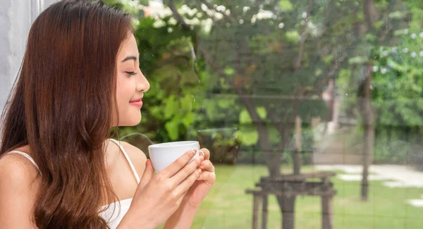 Retrato Sonriente Alegre Hermosa Hermosa Mujer Asiática Relajante Beber Mirando —  Fotos de Stock