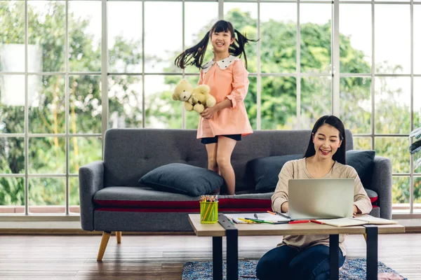 Mujer Asiática Madre Relajante Usando Computadora Portátil Trabajo Video Conferencia — Foto de Stock