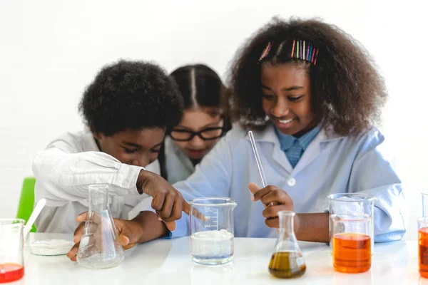 Grupo Adolescente Bonito Pouco Estudante Criança Aprendizagem Pesquisa Fazer Experimento — Fotografia de Stock