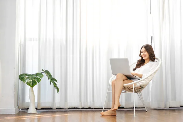 Joven Sonriendo Feliz Hermosa Mujer Asiática Relajante Usando Computadora Portátil —  Fotos de Stock