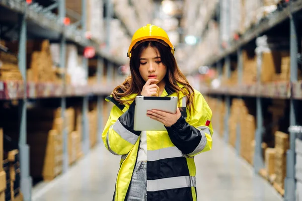 Retrato Sorrindo Engenheiro Asiático Capacete Mulher Usar Tablet Detalhes Ordem — Fotografia de Stock