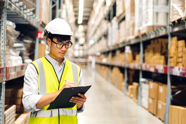 Portret Van Lachende Aziatische Ingenieur Bestellen Details Controleren Van Goederen — Stockfoto