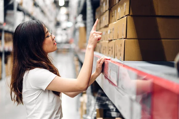 Portrait Smiling Asian Manager Worker Woman Standing Order Details Cardboard — Stock Photo, Image