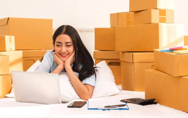 Jovem Sorrindo Beleza Proprietário Asiático Mulher Freelancer Sme Negócio Compras — Fotografia de Stock