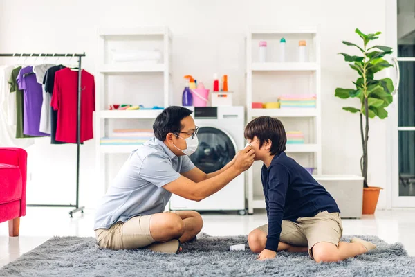 Retrato Disfrutar Del Amor Feliz Padre Asiático Usando Máscara Protectora — Foto de Stock