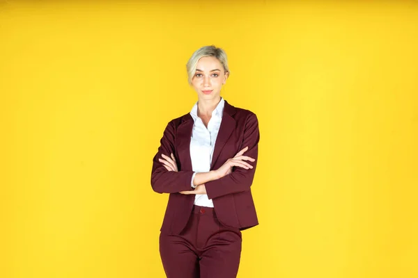 Retrato Una Mujer Negocios Sonriente Aislada Sobre Fondo Amarillo — Foto de Stock