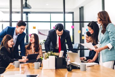 Profesyonel Asya iş toplantıları ve yeni başlangıç projesiyle strateji tartışmaları. Modern ofiste dizüstü bilgisayarla yaratıcı iş adamları planlama ve beyin fırtınası. Takım çalışması kavramı