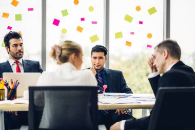 Profesyonel iş toplantıları ve yeni başlangıç projesiyle strateji tartışmaları. Modern ofiste dizüstü bilgisayarla yaratıcı iş adamları planlama ve beyin fırtınası. Takım çalışması kavramı