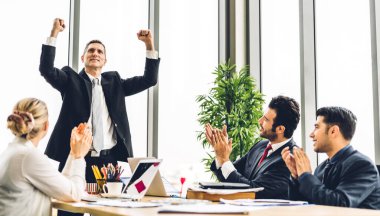 Profesyonel iş toplantıları ve yeni başlangıç projesiyle strateji tartışmaları. Modern ofiste dizüstü bilgisayarla yaratıcı iş adamları planlama ve beyin fırtınası. Takım çalışması kavramı
