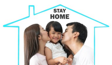 Mutlu gülümseyen bir portre. Asyalı aile babası ve annesi ve annesi Coronavirus için karantinaya alınmış küçük Asyalı bir kız. Kendini korumak için evde kal.