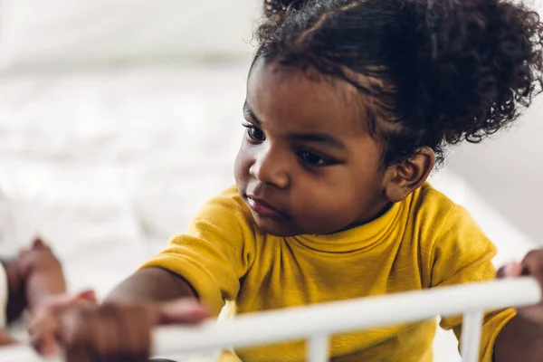 Ritratto Felice Sorridente Bambina Afroamericana Casa — Foto Stock