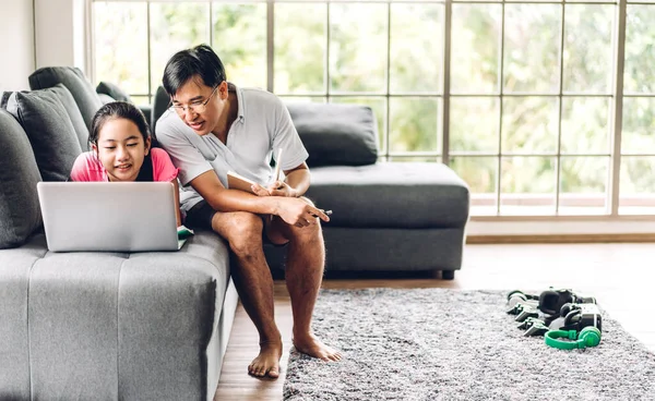 Padre Bambino Asiatico Bambina Apprendimento Guardando Computer Portatile Fare Compiti — Foto Stock