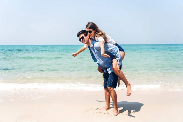 Férias Amantes Românticos Jovem Casal Feliz Abraço Areia Mar Divertindo — Fotografia de Stock