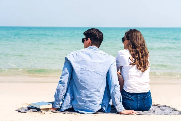 Vakantie Romantische Minnaars Jong Gelukkig Stel Knuffelen Zitten Zand Kijken — Stockfoto