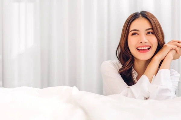 Retrato Sonriente Alegre Hermosa Mujer Asiática Limpia Fresca Sana Piel —  Fotos de Stock