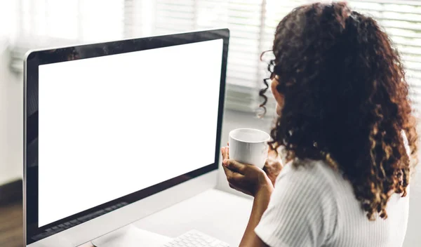 Africano Americano Mulher Negra Usando Computador Com Telas Brancas Mockup — Fotografia de Stock