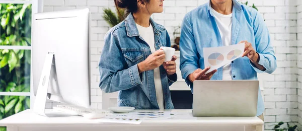 Pareja Asiática Joven Que Relaja Usando Trabajo Computadora Escritorio Reunión —  Fotos de Stock