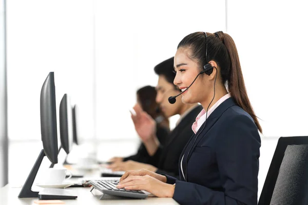 Grupo Feliz Asiático Sonriente Centro Llamadas Operador Negocios Ayuda Cliente — Foto de Stock