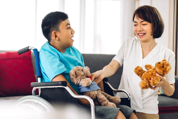 Mutlu Aşk Portresi Asyalı Anne Oynuyor Bakıcı Tekerlekli Sandalyede Oturan — Stok fotoğraf