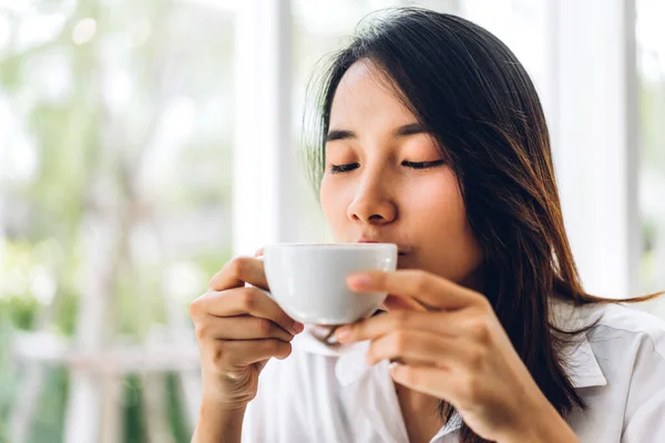 Portrait Smiling Happy Cheerful Beautiful Pretty Asian Woman Relaxing Drinking — Stock Photo, Image