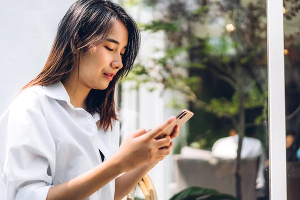 Ritratto Sorridere Felice Bella Donna Asiatica Rilassante Utilizzando Tecnologia Digitale — Foto Stock