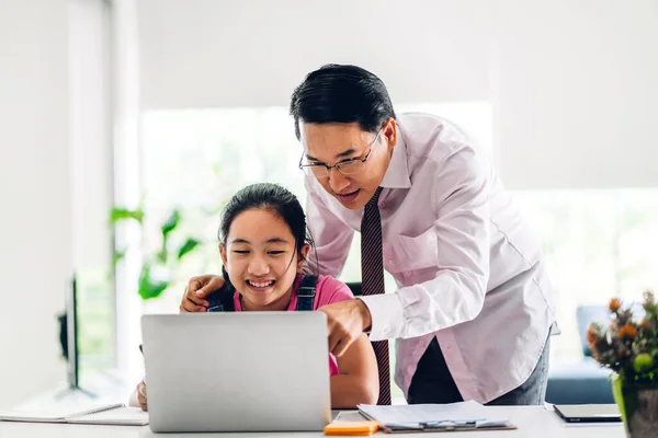 Padre Niño Asiático Niña Aprendiendo Mirando Computadora Portátil Haciendo Tarea —  Fotos de Stock