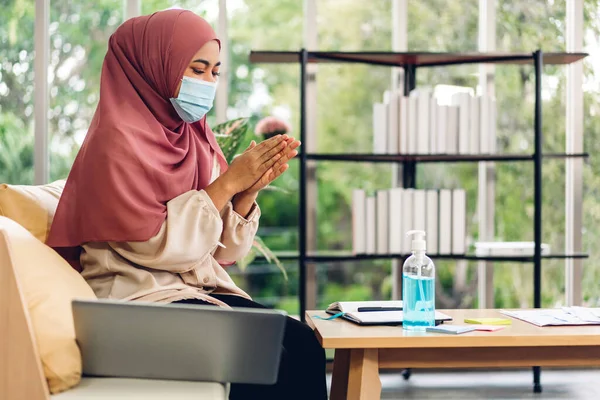 Asyalı Müslüman Kadın Karantinada Alkol Jeliyle Ellerini Yıkıyor Koronavirüs Için — Stok fotoğraf