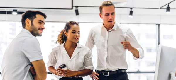 Grupp Professionella Affärsmöte Och Diskutera Strategi Med Nya Start Projekt — Stockfoto