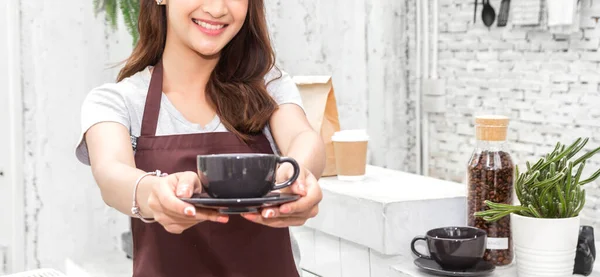 Porträt Der Lächelnden Glücklichen Schönheit Hübsche Asiatische Frau Barista Kleinunternehmer — Stockfoto