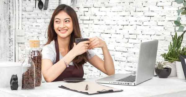 Portrét Usměvavý Šťastný Krása Hezká Asijská Žena Barista Malé Firmy — Stock fotografie