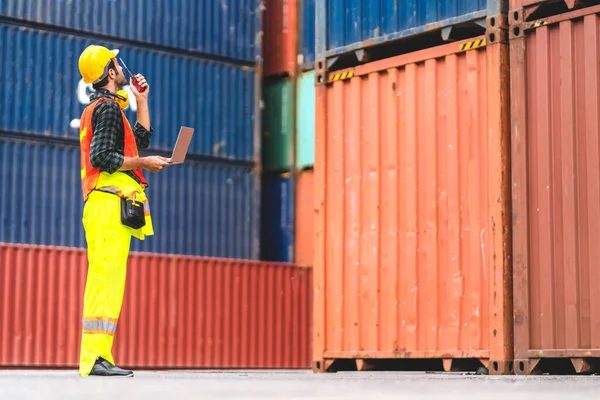 专业工程师集装箱货物工头 头戴钢盔 站立工作 并使用对讲机将库存检查到集装箱内装卸 物流运输和商业出口 — 图库照片