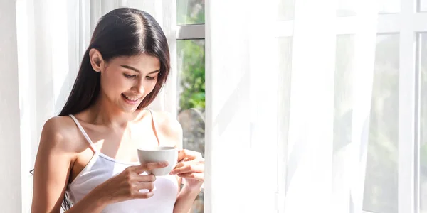 Retrato Sonriente Alegre Hermosa Hermosa Mujer Asiática Relajante Beber Mirando —  Fotos de Stock