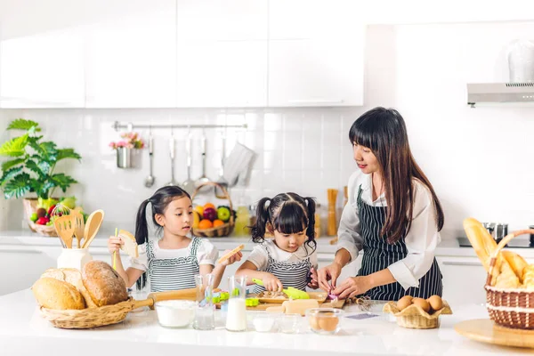 Ritratto Godere Amore Felice Famiglia Asiatica Madre Piccolo Bambino Ragazza — Foto Stock