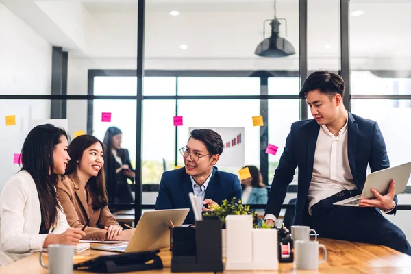 Grupo Éxito Profesional Asiático Reunión Negocios Discutir Estrategia Con Nuevo — Foto de Stock