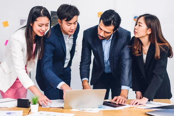 Grupp Professionell Framgång Asiatisk Affärsmöte Och Diskutera Strategi Med Nya — Stockfoto