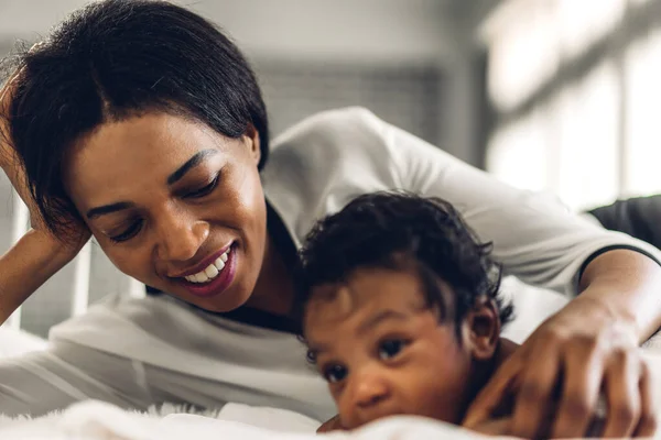 Retrato Desfrutar Amor Feliz Família Afro Americana Mãe Brincando Com — Fotografia de Stock