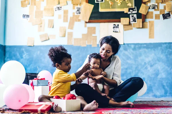 Portrait Von Genießen Glückliche Liebe Familie Afrikanisch Amerikanische Mutter Spielt — Stockfoto