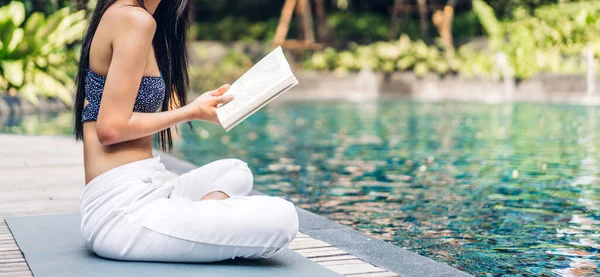 Porträt Der Schönheit Asiatische Frau Lesen Sie Das Papier Buch — Stockfoto