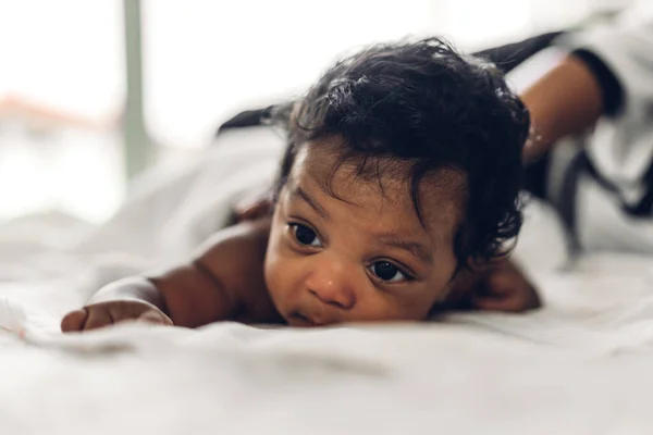 幸せな愛の家族の肖像画アフリカ系アメリカ人の母親は愛らしい小さなアフリカ系アメリカ人の赤ちゃんと遊んでいます お母さんは白い寝室で楽しい時間をかわいい息子の瞬間に触れて 黒人家族の愛 — ストック写真