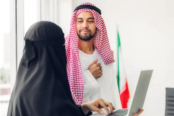 Successo Due Uomini Affari Arabi Che Lavorano Con Computer Portatile — Foto Stock