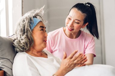 Mutlu bir aşk portresi. Asyalı bir aile. Yaşlı, olgun bir anne ve genç bir kız.