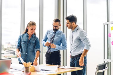 Profesyonel iş toplantıları ve yeni başlangıç projesiyle strateji tartışmaları. Modern ofiste dizüstü bilgisayarla yaratıcı iş adamları planlama ve beyin fırtınası. Takım çalışması kavramı