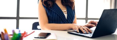 Evde dizüstü bilgisayarla rahatlayan genç bir kadın. Evde çalışan ve klavyede yazan yaratıcı genç bir kız. Ev konseptinden çalışma.