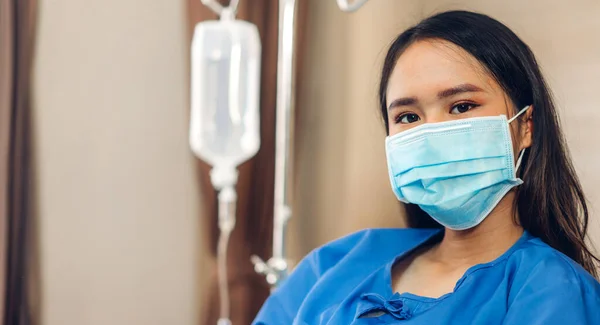 Retrato Mulher Asiática Paciente Sentado Cama Usando Máscara Protetora Com — Fotografia de Stock