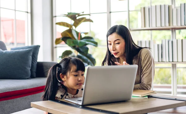 母とアジアの子供の女の子は オンライン教育Eラーニングシステムで知識を勉強宿題を作るラップトップコンピュータを学び 見ています — ストック写真